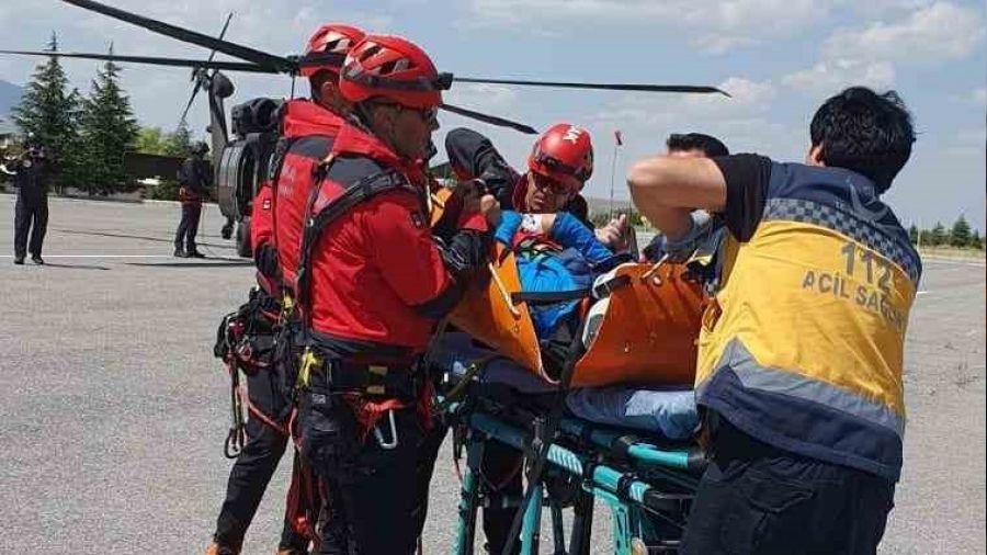 Ayak bileği kırılan dağcı helikopterle kurtarıldı