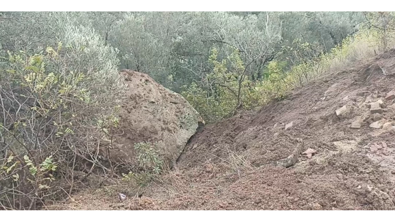 Ayvack'ta den kaya paras toprak kaymasna sebep oldu