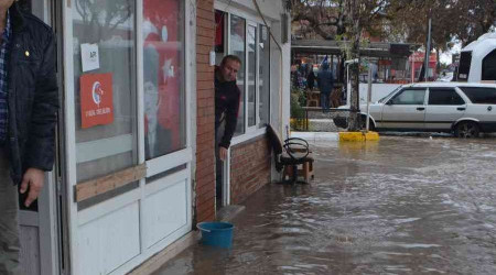Ayvalık'ta kuvvetli yağış ve fırtına su baskınlarına sebep oldu