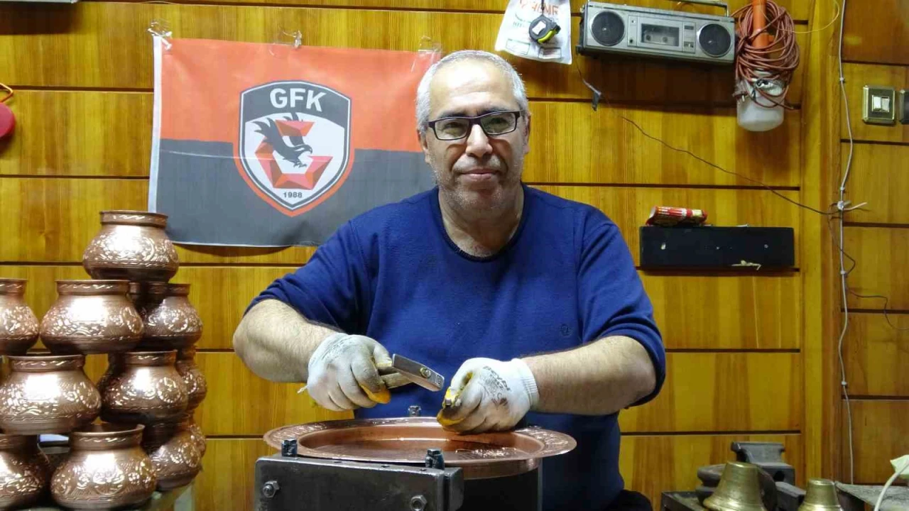 Baba mesleği bakırcılığı 40 yıldır aynı dükkanda sürdürüyor