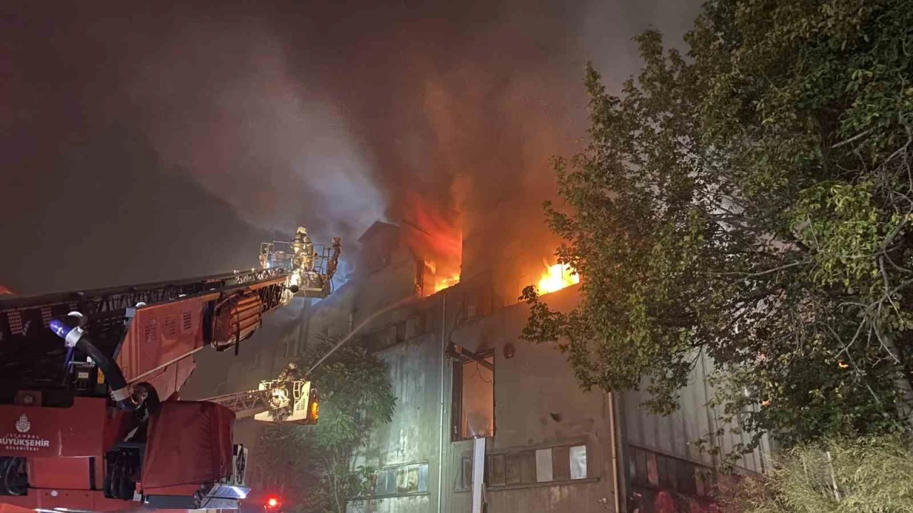 Bağcılar'da 5 katlı fabrika alevlere teslim oldu