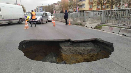 Bağcılar'da yol çöktü, 3 metrelik çukur oluştu