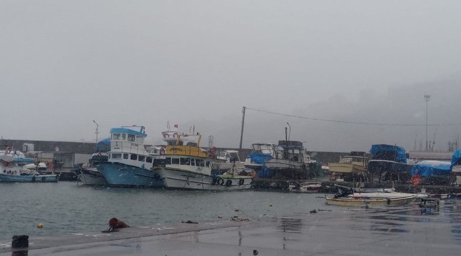 Balıkçılar fırtına nedeniyle limana sığındı