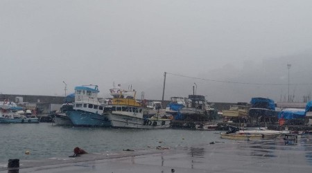 Balıkçılar fırtına nedeniyle limana sığındı