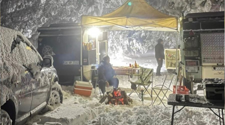 Balıkesir'de kar üstünde kamp keyfi