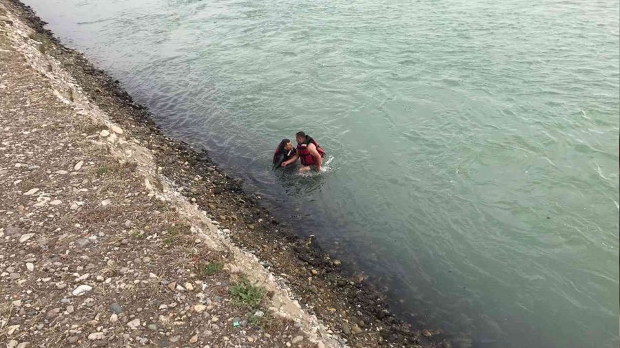 Baraj kapaklar ald, vatanda boulmaktan son anda kurtarld