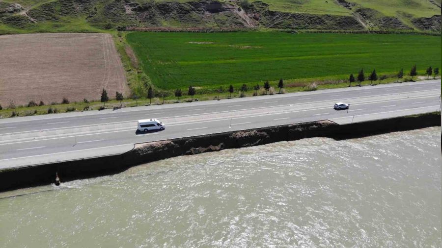 Batman'da baraj suları yükselince ana yol çöktü