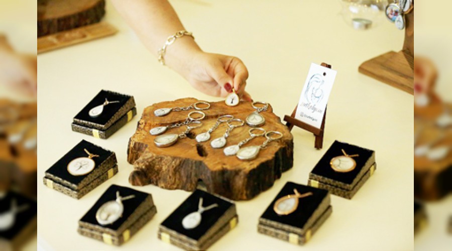 Bebek sa��ndan tak� tasarl�yor