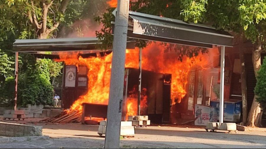 Belediye dükkânları alev alev yandı
