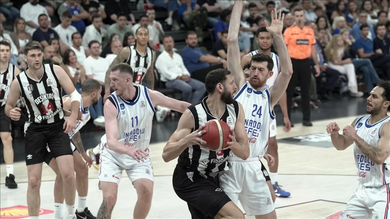 Beşiktaş -Anadolu Efes yarı final serisinin beşinci maçı yarın oynanacak