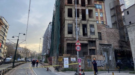 Beyoğlu'nda kısmen çöken bina ile ilgili İBB'den açıklama