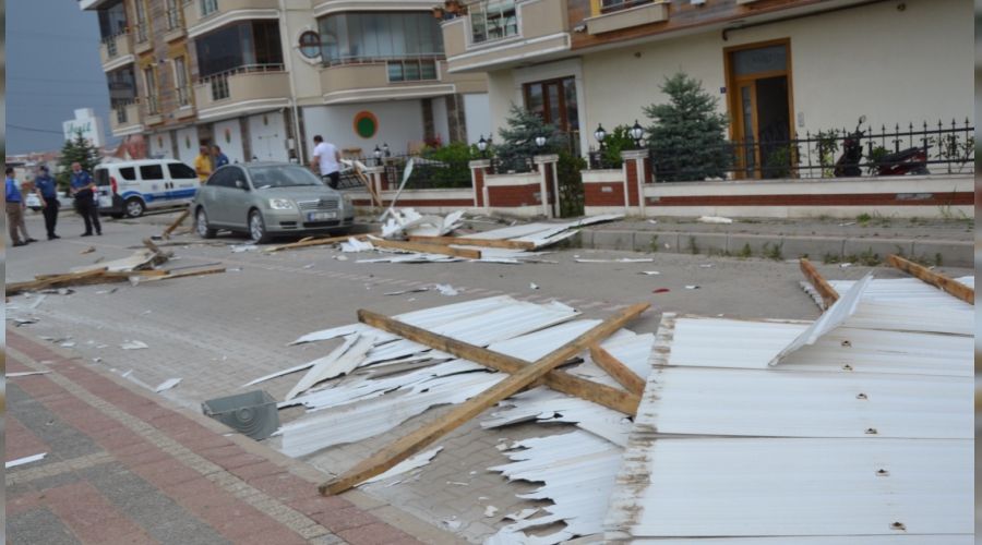 Biga'da aniden ��kan f�rt�na �at� u�urdu
