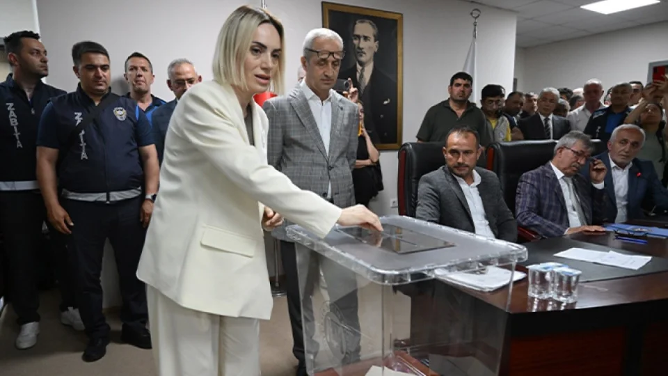 Bir belediye daha AKP'ye ge�ti!