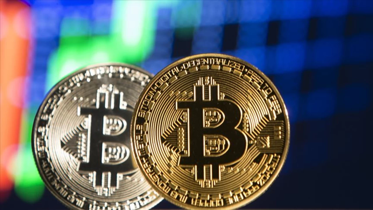 Bitcoin bir yukar�, bir a�a��