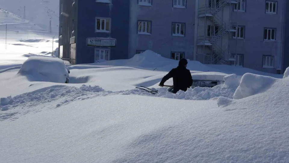 Bitlis'te kar alt�nda kalan ara�lar g��l�kle bulundu