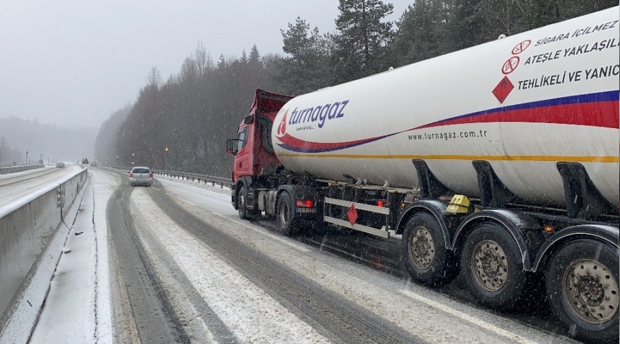 Bolu Dağı'nda sürücüler zor anlar yaşıyor
