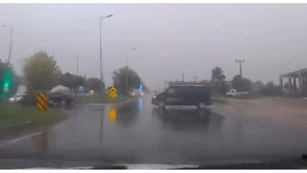 Bolu'da yağışlı havada kaza ucuz atlatıldı