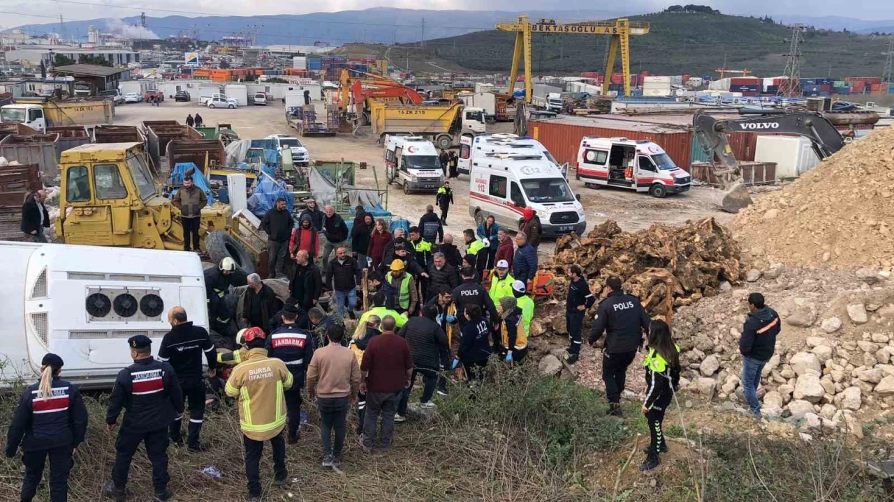 Bursa'da servis otob�s� kaza yapt�: 15 yaral�
