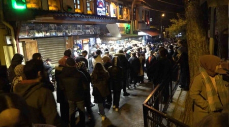 Bursa'da simit ve tahinli pide izdihamı
