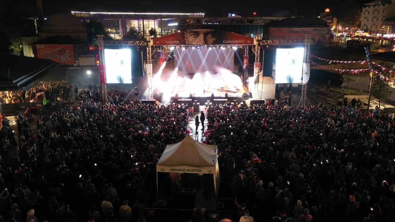 Bursa'da Zeynep Bastık'la Cumhuriyet coşkusu