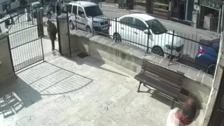 Camide yankesicilerin hedefi oldu: Cüzdanı ve altını çalındı