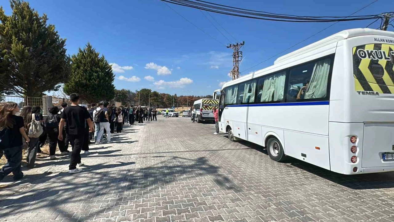 �anakkale'de orman yang�n�: 2 okul tahliye edildi