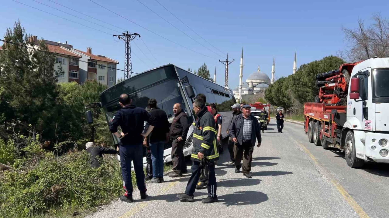 Çanakkale'de yoldan çıkan otobüste şoför mahsur kaldı