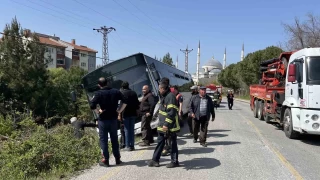 Çanakkale'de yoldan çıkan otobüste şoför mahsur kaldı