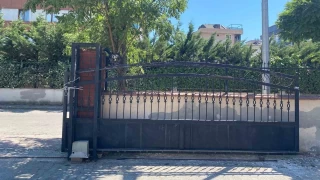 Çekmeköy'de demir kapı çocuğun üzerine devrildi