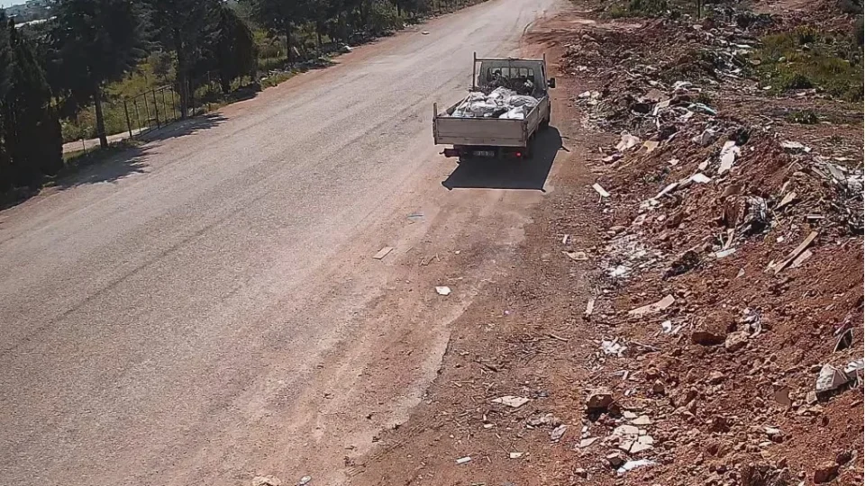 Çevreyi kirletenler fotokapan kamerasına böyle yakalandı