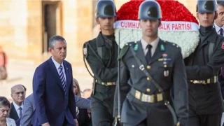 CHP lideri zgr zel, Antkabiri ziyaret etti   