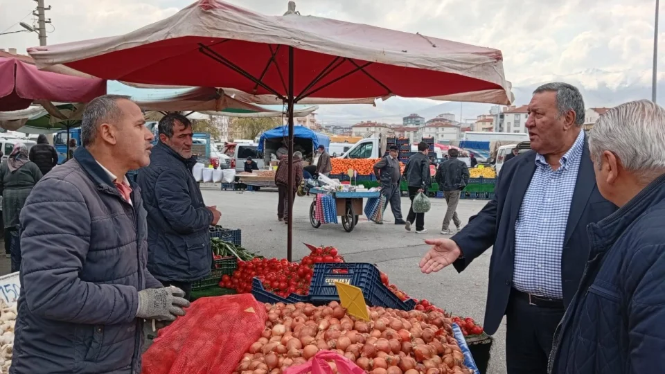 CHP Ni�de Milletvekili G�rer, pazarda esnaf ve vatanda�larla bir araya geldi. Pazarda fiyat art��lar�, �retim maliyetleri, i�galiye �cretleri ve nakliye giderleri g�ndeme gelirken; vatanda�, esnaf ve �retici ya�ad��� sorunlar� tek tek anlatt�