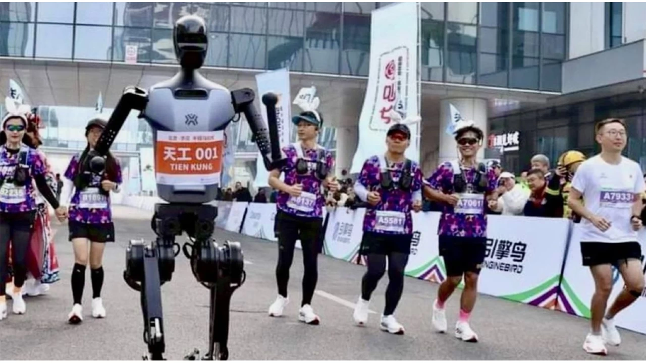 Çin'de insansı robotlar yarı maratonda insanlarla birlikte yarıştı