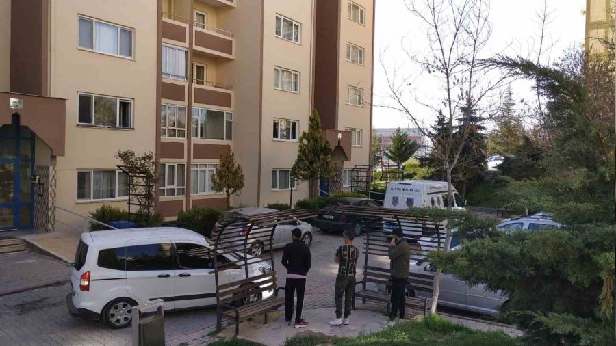 Cinnet getiren emekli polis, karısını ve çocuklarını vurdu