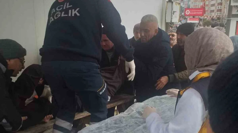 Cuma namaz�nda rahats�zland�, hayat�n� kaybetti