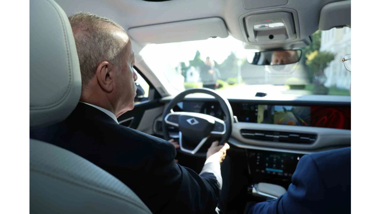 Cumhurbaşkanı Erdoğan, Togg'un yeni modeli T10F'yi test etti