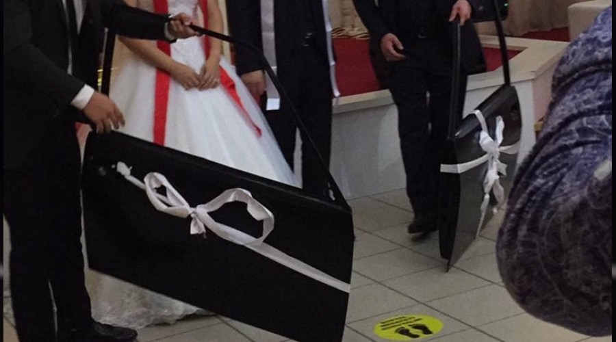 Damada araba kap�s� takt�lar  