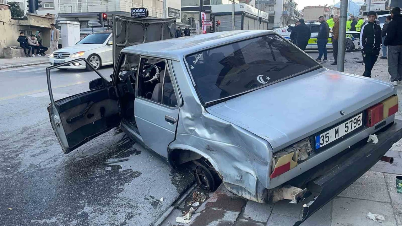 Denizli'de otomobil ile polis aracı çarpıştı: 1'i çocuk 4 yaralı