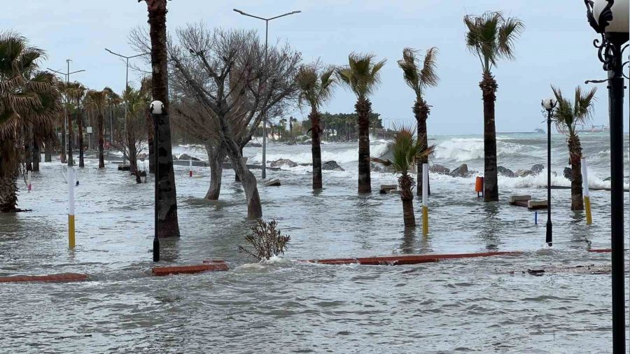 Deprem b�lgesi �skenderun'da f�rt�na denizi ta��rd�, yang�n ��kard�