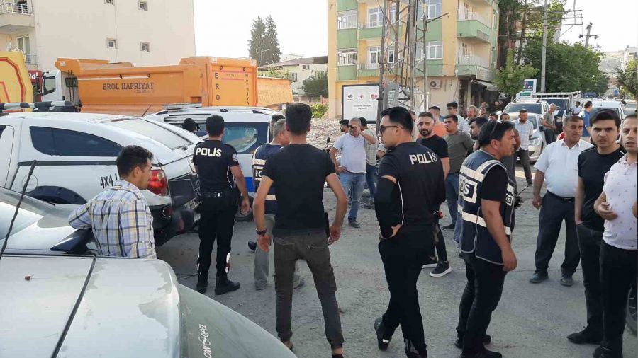 Deprem enkaz zerinde birbirlerine girdiler: 4 yaral