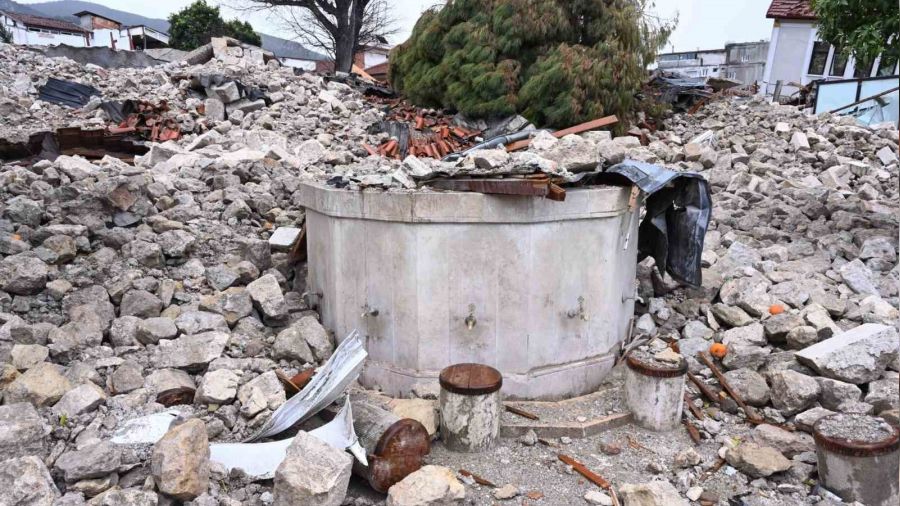 Deprem enkaz�ndan 752 y�ll�k tarih ��kacak