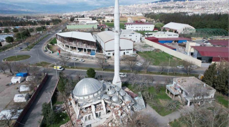 Depremde cami yıkıldı, minaresi ayakta
