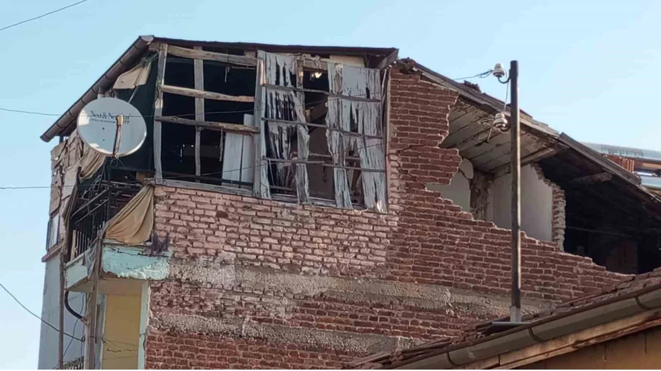 Depremde iki katl� m�stakil evde k�smi g���k