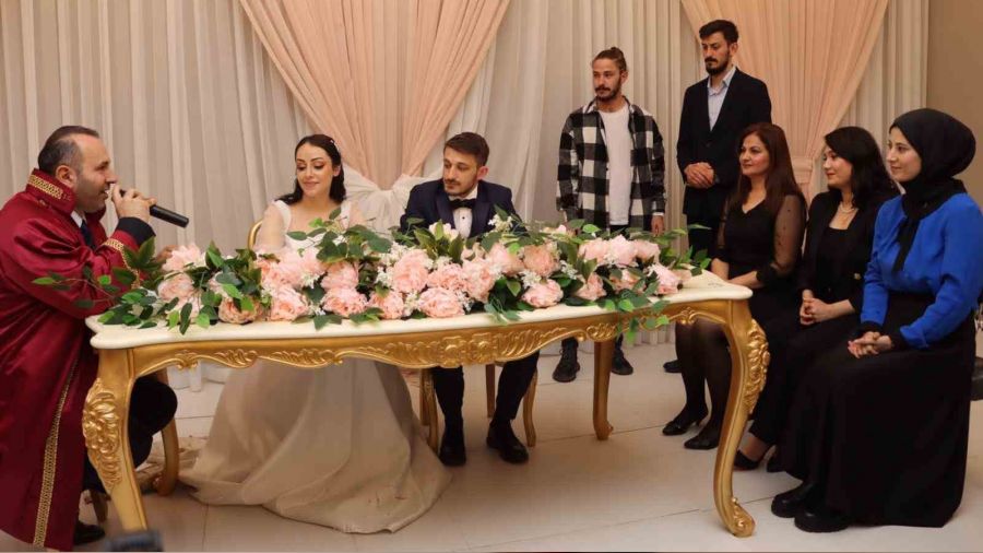 Depremzede �ifte Yalova'da buruk nikah