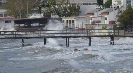Dev dalgalar evlere kadar ulat