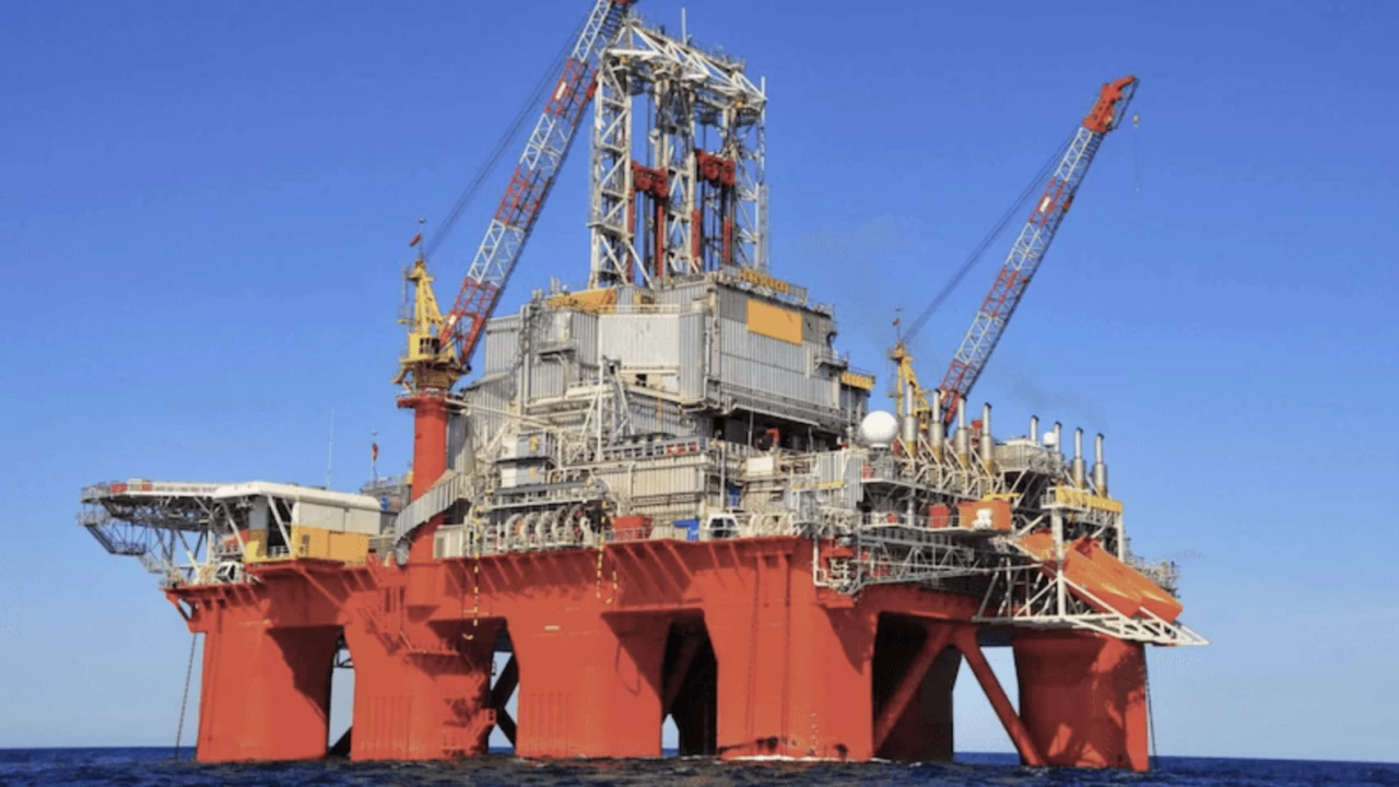 Dev petrol platformu �stanbul Bo�az�'ndan ge�ti