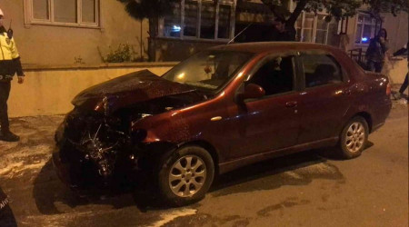 Direksiyon hakimiyetini kaybeden sürücü bariyerlere çarptı