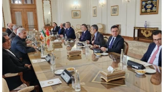 Dileri Bakan Fidan, ranl mevkida Araki ile bir araya geldi