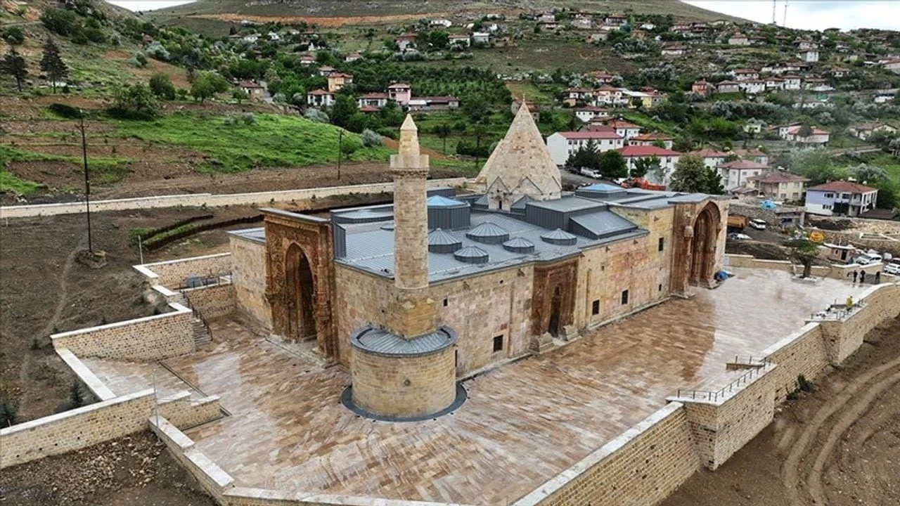 Divriği Ulu Camii ve Darüşşifası: Bir medeniyetin taşlara kazınmış hafızası