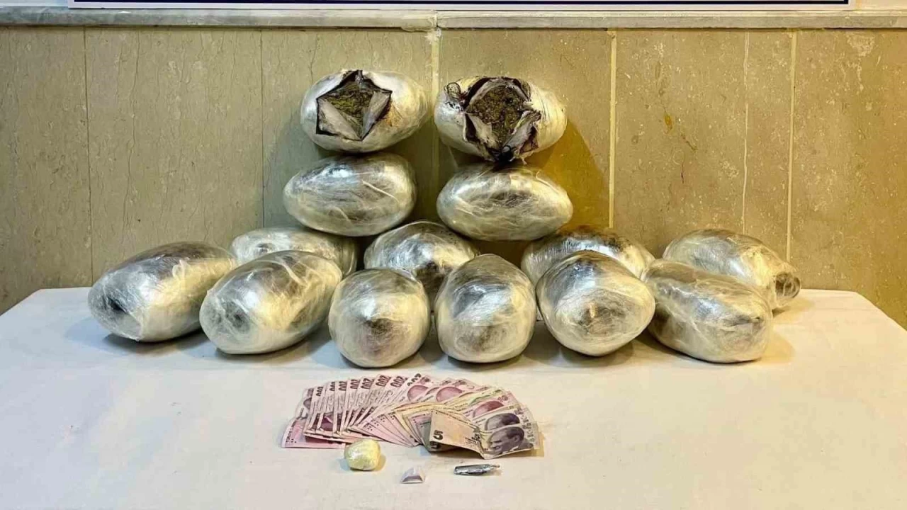 Diyarbakır'da 92 kilo esrar ve 11 kilo skunk ele geçirildi